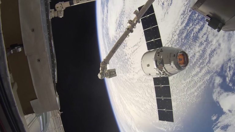 SpaceX’s Dragon Arrives at the International Space Station (Time-lapse…