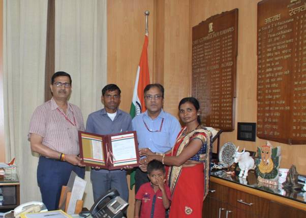 Shri Ashwani Lohani, Chairman, Railway Board felicitates Shri Ba…