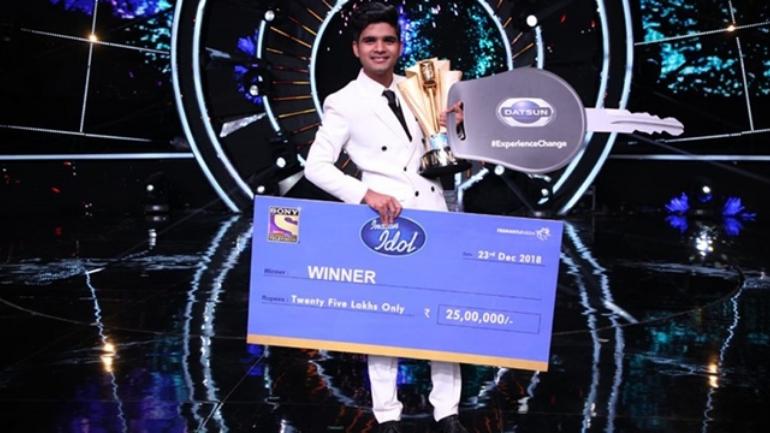 Singer of the nation: With the end of Indian Idol 10 Salman Ali holds his trophy high
