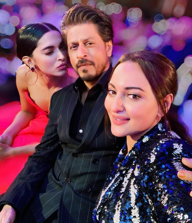 The Sexiest Selfie of Filmfare 2019: Sonakshi Sinha, Shah Rukh Khan, Deepika Padukone